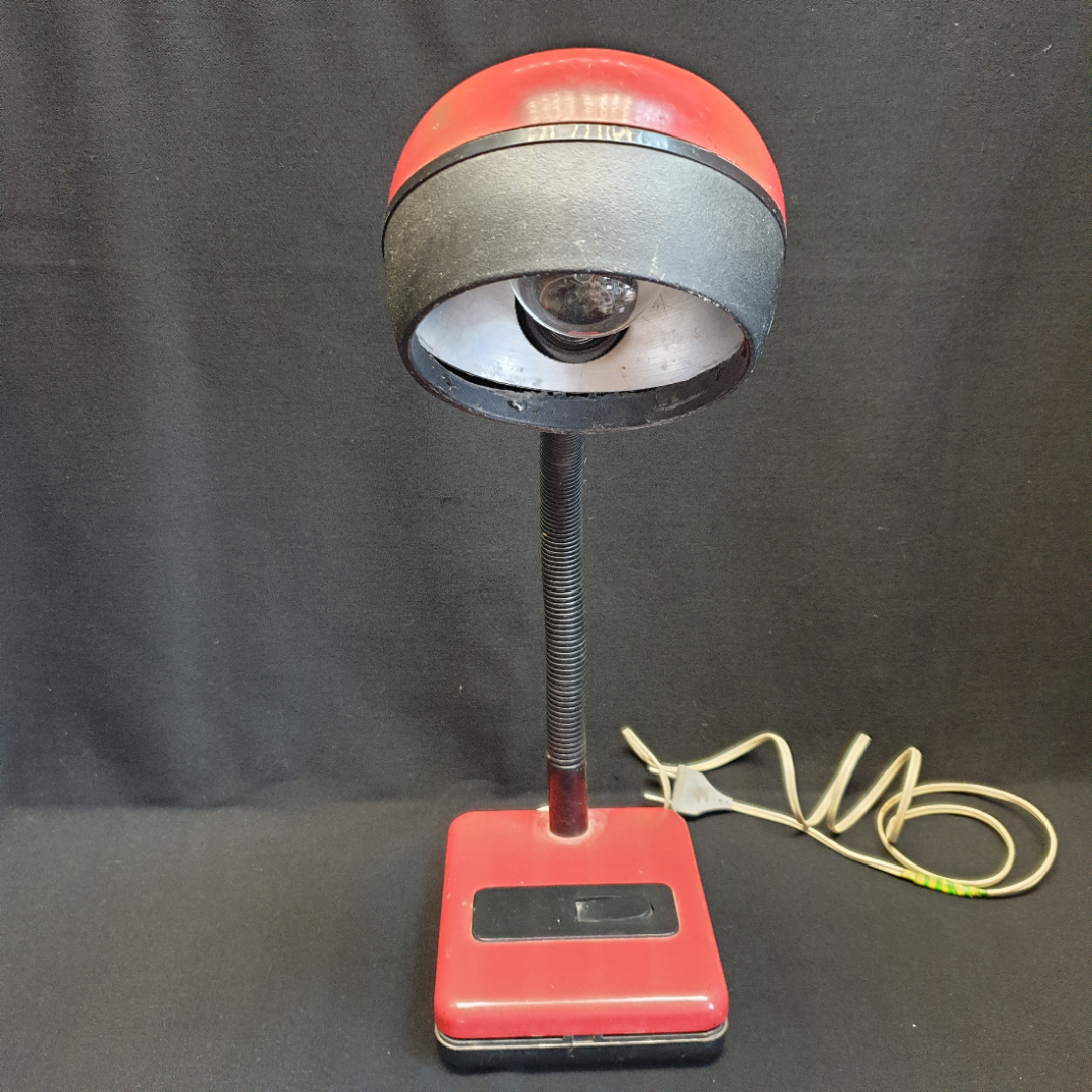 Лампа настольная ННБ42-60-005, работает, выключатель заело в положении "вкл". СССР. Картинка 2